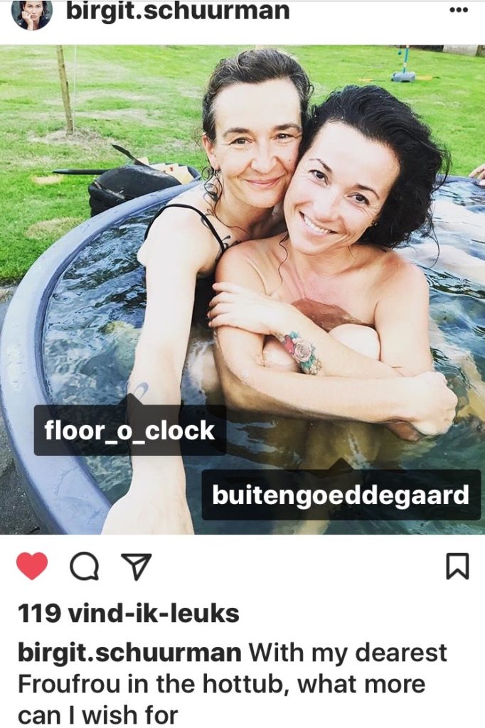 Birgit schuurman en fotofloor genieten in de hottub mammaloewagen buitengoed de gaard