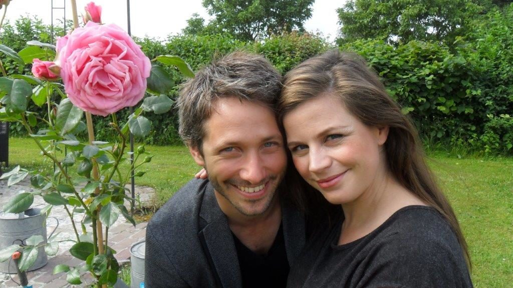 Elise Schaap en Wouter de Jong planten prachtige roos | Buitengoed de