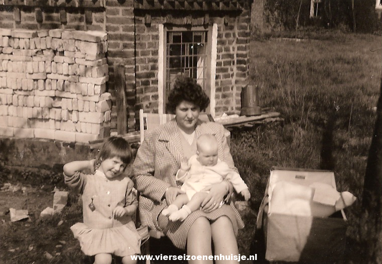 voormalige-kiosk-met-uw-gastvrouw-bij-haar-moeder-op-schoot-1965